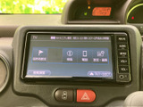 画面上のメニューから目的地設定や情報、電話などを選べるナビゲーションを装備。周辺のボタンも見分けやすく、移動中の案内確認やオーディオ操作に活用できます。