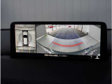 【360&deg;ビュー・モニター】専用カメラにより上から見下ろしたような視点で360度クルマの周囲を確認することができます。駐車が苦手な方でも縦列駐車や幅寄せ時に活躍してくれます。