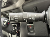 表示がレバーにまとめられており、各設定を目で確認しやすいのがポイントです。運転席から手元で操作でき、天候の変化に応じた操作をサポート。日常使いにも役立つ装備です。