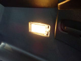 バックドアを開けると自動で点灯し、バックドアを閉めると消灯します。荷物を探す時などとても便利です!