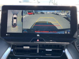 後方の映像に加え、車両周辺を上から見た表示も確認できます。ガイド線が駐車時の目安となり、狭い場所での後退や駐車の際に周囲を確認しやすく便利です。