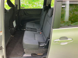 2列目は足元にゆとりがあり、左右のシートで同乗者がくつろげる空間です。窓からの視界も開けており、移動中も周囲の景色を楽しんでいただけます。