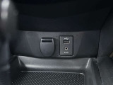 USBを接続できます。アクセサリーソケットもあります。