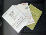 メンテナンスノート、取扱説明書です。 その車の整備記録が事細やかに記録されています。 車が生まれてから今までどのような道を歩んできたのか判るとても重要な物ですよ。