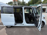 スライドドアは、大きく開いてくれるので、スペースを取りません!隣のお車へぶつける心配もありません!
