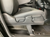 【前席】運転席にはシート高を調整できるハイトアジャスターが装備され、幅広いシートポジションの設定が可能になっております♪