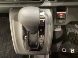 CVT車のセレクトレバーです。低速から高速まで、変速ショックのないスムーズな走りと、エンジン効率のよい領域を維持して燃費にも貢献します。サイドブレーキはスイッチ操作の電子制御パーキングブレーキです。