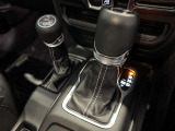 ご納車時のガラスコーティングはオススメさせていただいております。専門業者にて研磨作業を行い、塗面を整えガラスコーティングを施工いたします。