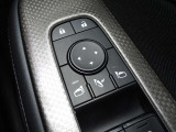 【電動格納ドアミラー】狭い駐車場で便利な電動格納ドアミラーが付いています。