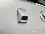 【バックカメラ】 駐車時に車両後方の様子を見ることができるので、運転の不安を軽くします。
