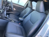 前席は左右でゆったり座れる形状に仕立てられ、座面と背もたれには異なる表情の生地を採用。視界も広く、乗り降りから着座まで快適にお使いいただけます。