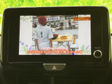 テレビ番組を画面で視聴でき、停車中の待ち時間にも映像を楽しめる装備です。画面内の表示も確認しやすく、休憩時などに車内で過ごす時間をより快適にしてくれます。