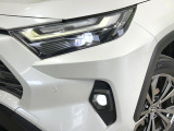 【LEDヘッドライト】悪天候や夜間走行時も良好な視界を確保し安心して運転できる高輝度LEDヘッドライトを装備!点灯速度が早く、消費電力も抑えられています。