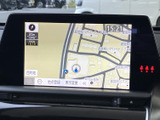 道路や周辺施設が表示された地図画面で、現在地を確認しながら目的地設定などを行えます。画面下部にも操作項目が並び、行き先の確認や案内の設定に活用できます。