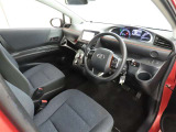 シンプルで使いやすいデザインの運転席です。