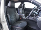 【清潔感のある運転席&助手席】隅々までクリーニングの行き届いた運転席&助手席。目立ったシミや汚れ等もございません。快適なドライブをどうぞ。