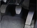 【オルガン式アクセルペダル】人間工学に基づいてオルガン式アクセルペダルを採用しております。運転時の疲労を軽減し、とっさのときの踏み間違いも起きにくくなります。