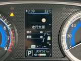 スピードメーター上に運転をサポートする様々な情報を表示してくれます。