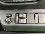 運転席側にはリモコンドアミラースイッチ。前席にはパワーウィンドー装備。運転席は挟み込み防止機能付き。