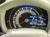 速度計と中央のディスプレイがまとまり、運転に必要な情報を前方から目線を大きく外さず確認できます。走行距離や燃費の表示もあり、日々の運転状況を把握しやすいメーターまわりです。