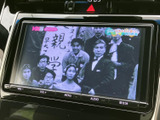 モニターでテレビ番組を視聴できる装備です。停車中の休憩時間などに映像を楽しめるため、車内で過ごすひとときの選択肢が広がります。ご利用は停車時に限られます。