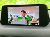映像を画面で楽しめる装備を備えています。停車中の休憩時間などにテレビを視聴でき、車内で過ごすひとときを便利に彩ります。視聴は停車時にお楽しみください。