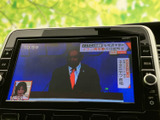テレビ機能を備えており、停車中にニュースなどの番組を視聴できます。画面上で番組を確認できるため、出発前の待ち時間や休憩中に車内で過ごす際にも便利です。