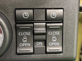 両側パワースライドドアウェルカムオープン機能 降車時にスイッチで予約しておけば、乗車時に電子カードキーを持ってクルマに近づくだけでパワースライドドアが自動でオープン♪