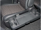 カップホルダー付き。ドライブにどんな飲み物を持っていきましょう?