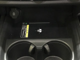 Qi対応のスマートフォンを置くだけで充電ができます。