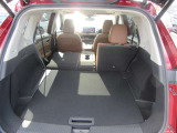 リアシート(6:4分割式)は、シンプルな操作でたおせます。倒すと更に収納スペー スが広がります。