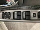 電動格納ドアミラーとパワーウインドースイッチ。