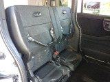 座面を跳ね上げれば、後席が背の高い空間に。アイデア次第で使い方が広がります。