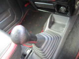 4WD/5速MT/ナビ/TV/バックカメラ/Bluetooth/電動格納ドアミラー/アルミホイール/シートヒーター/キーレス/エアコン/パワーウィンドウ/フロアマット/ドアバイザー