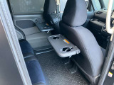 運転席・助手席シートバックにカップホルダー付テーブルが付いています