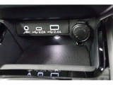 USB充電ポートはモニターと連動。APPLE CAR PLAYやANDOROID AUTOはこちらに繋いで操作します。