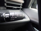 ハイビームアシストが装備されており対向車が接近すると自動的にロービームに切り替えてくれる便利な機能になっております♪