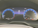 速度や各種表示を運転席から確認しやすいレイアウトで、走行中も必要な情報を把握しやすくなっています。視線を大きく動かさずに確認でき、日々の運転を支える装備です。