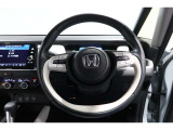 運転中もハンドルでの操作が可能です。特に高速道路等の目が離せない運転時には、便利さだけでなく、安全性も兼ね備えております。