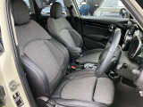 【運転席シート】人間工学に基づき形成した形状が長時間のドライブ疲労も軽減します。すべての走りを特別な出来事に変える様に設計されています。