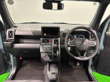 美しいデザインの運転席空に加えてUV&IRカット機能付きフロントガラスの面積や位置取りが良く、前方・右前・左前方向の視認性がいいですよ!