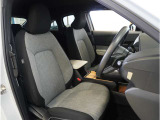 【清潔感のある運転席&助手席】隅々までクリーニングの行き届いた運転席&助手席。目立ったシミや汚れ等もございません。快適なドライブをどうぞ。
