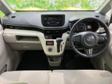 明るい色合いのシートと見通しのよい前方視界で、運転席・助手席ともに落ち着いて過ごせる空間です。操作部が中央に集まり、前席から手元や計器類を確認しやすい配置になっています。