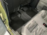 しっかりと汚れ、砂ぼこりを落とし足元まで清潔な車内空間を作り上げております♪