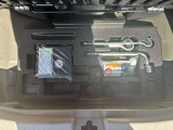 トランクルームのフタを開けると付属の車載工具がございます(^^) 必要に応じて買い足していただくことも可能です!