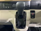 自然に手が届く距離に配置されたシフトレバー。