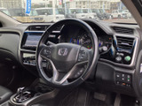 運転席まわりはメーターや画面を見渡しやすく、前方の視界も広々。シートやステアリングは落ち着いた色合いでまとまり、毎日の移動を心地よく支える空間です。