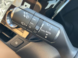 レバーにはワイパー関連の表示やAUTOの表記があり、操作位置を見分けやすい構成です。手元で各種設定を切り替えられるため、雨天時などの状況に応じた操作を行う際にも役立ちます。