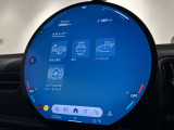 前方の状況をカメラで検知し、ドライバーの安全運転をサポートするドライビングアシストを搭載。