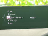 画面上で情報やオーディオ、ナビゲーションなどのメニューを確認でき、必要な項目を選びやすい構成です。日々の移動をサポートする便利な装備です。